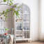 Blanc massif + vitrines en bois manufacturé