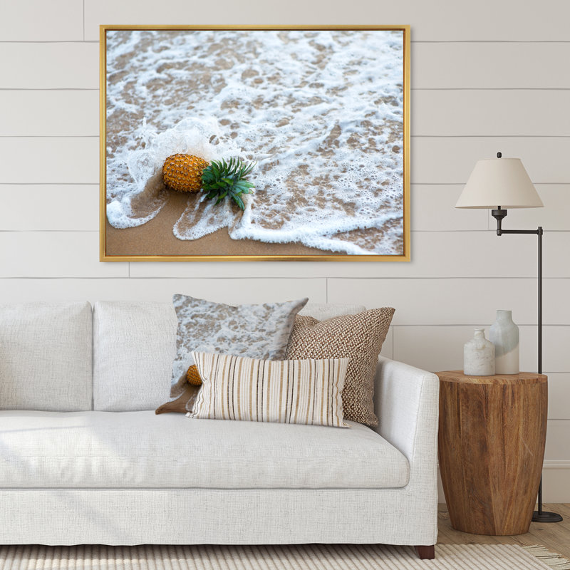 Pineapple Fallen By Ocean Wave - photographie sur toile, Cadre doré, H 13 po x l 21 po x P 1 po