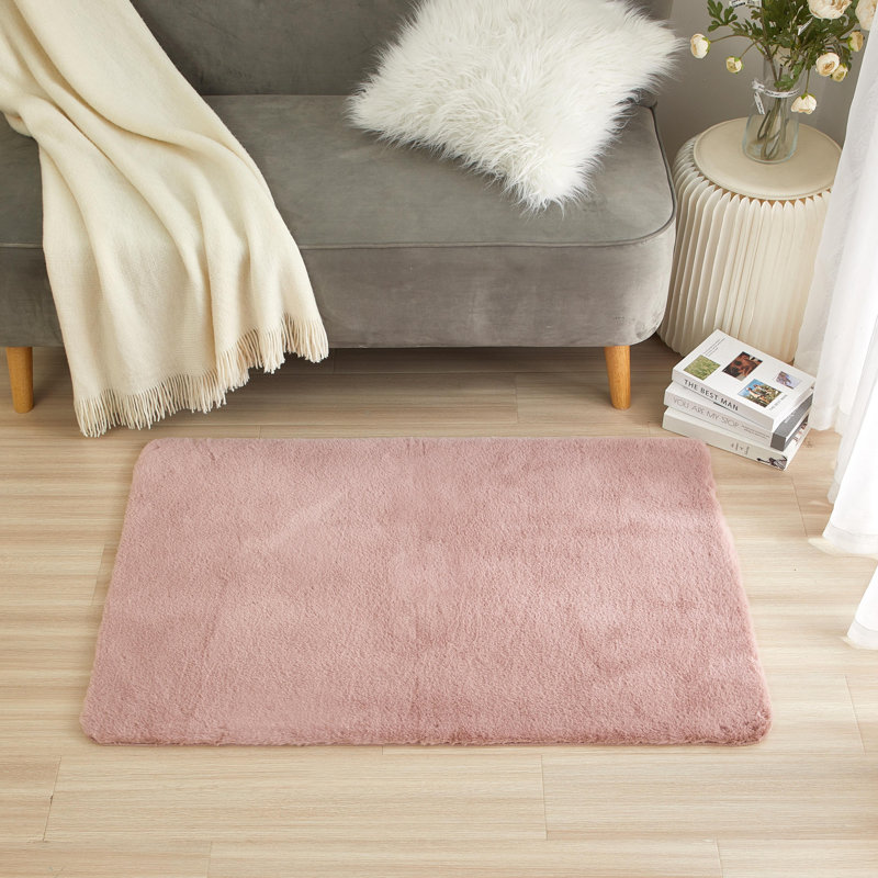 Tapis en fausse fourrure de lapin Emaline, Rosé
