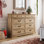 L'ensemble de chambre à coucher 3 pièces Vann comprend une commode à 9 tiroirs et deux tables de chevet