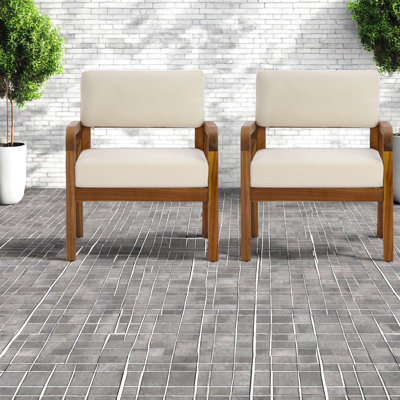 Chaises longues modernes de patio, coussins crème en bois d'acacia pour le bord de la piscine