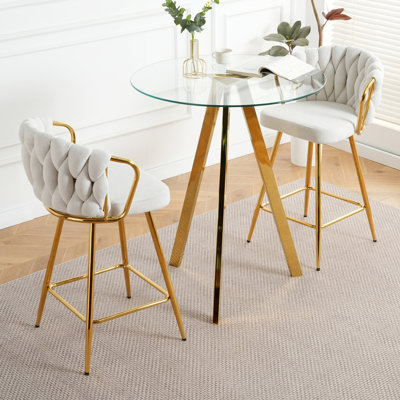 Ensemble élégant de trois chaises de bar avec pieds en métal plaqué, comptoir rond en verre trempé et coussins en éponge douce pour une assise confortable