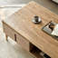 Table basse à quatre pieds avec rangement