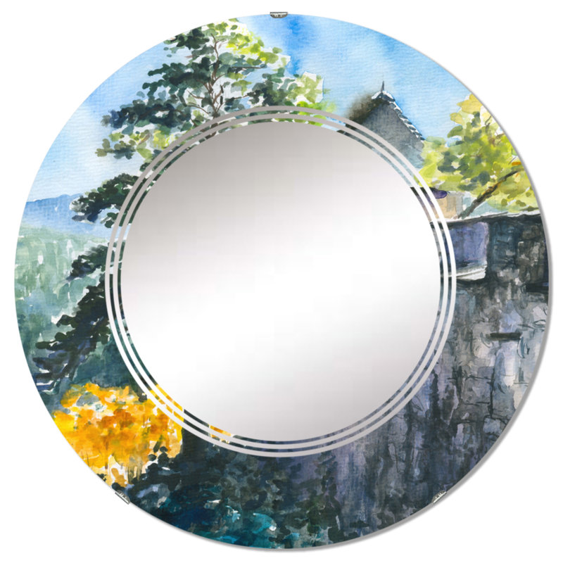 Château sur une montagne verte I - Miroir mural colonial rond, 24 po x 24 po