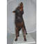 Statue en bronze de loup hurlant Jorgenson - Taille: L 40 po x l 10 po x H 32 po.