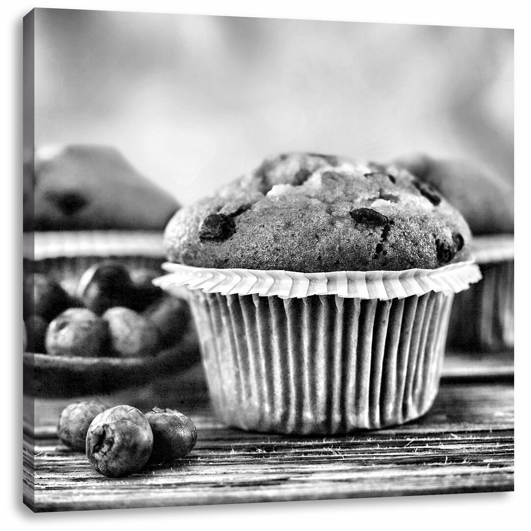 Leinwandbild Muffins mit Schokoraspeln und Blaubeeren