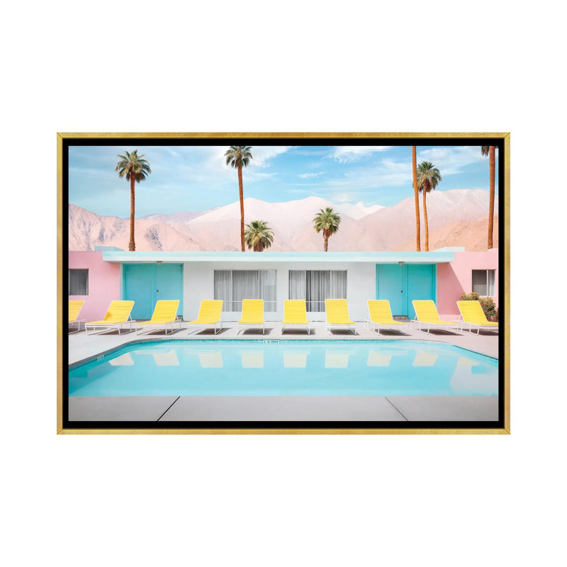 Palm Springs Pool Day - reproduction d'art murale encadrée, H 26 po x l 40 po, Reproduction encadrée sans passe-partout, Doré
