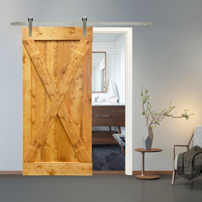 Porte de grange peinte en bois avec ensemble de quincaillerie d’installation