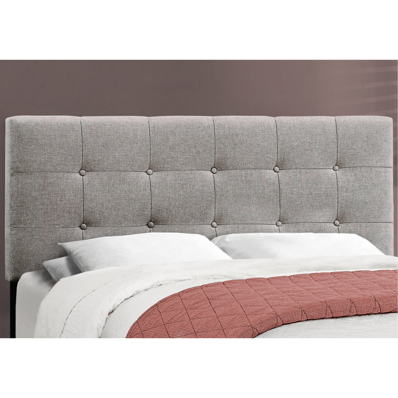 Grand lit de chambre à coucher avec revêtement en lin gris et base stable revêtue de gris, ajoutant une touche de style à