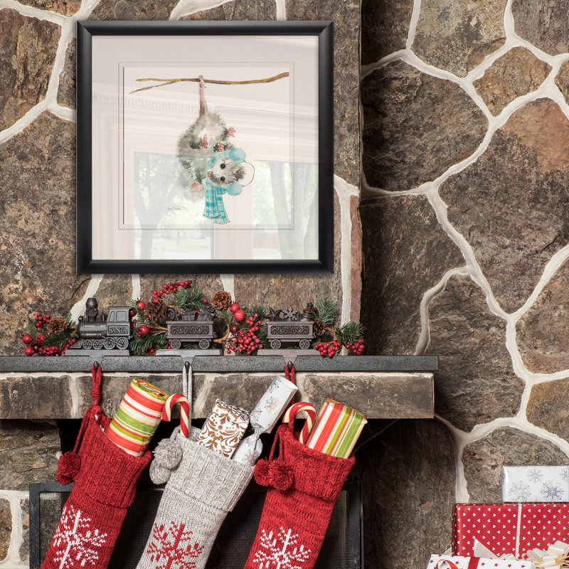 Christmas Critter Possum - imprimé, H 30,5 po x l 30,5 po x P 1,5 po, Blanc / aubergine / banane / brun clair / rouge br