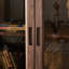 Bibliothèque de style italien avec portes d'armoire en verre