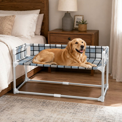 Meuble de couchage d'appoint pour chiens et chats de taille moyenne, conçu comme un lit surélevé à 3 niveaux de hauteur avec barrière de sécurité, structure en acier inoxydable et extension permettant de le fixer à un lit humain.