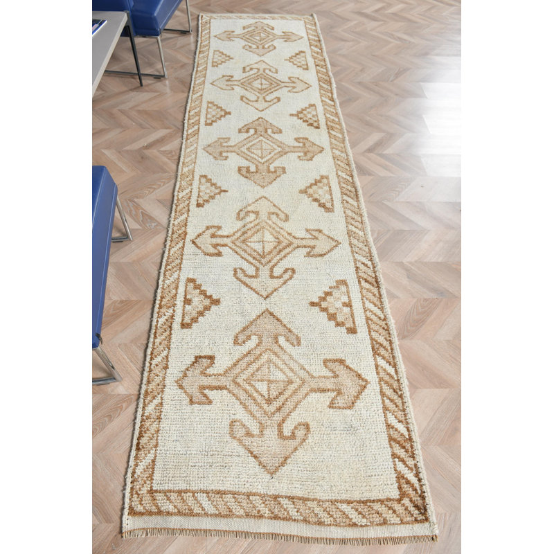 Tapis de couloir turc vintage en laine beige avec un motif de tapis anatolien antique, parfait pour décorer un couloir