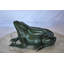 Fontaine en bronze Amable grenouille crocheuse en bronze avec patine verte, taille: 15 po x 10 po x H 7 po