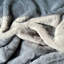 Tapis gris en fausse fourrure de lapin Hiroaki-693944912