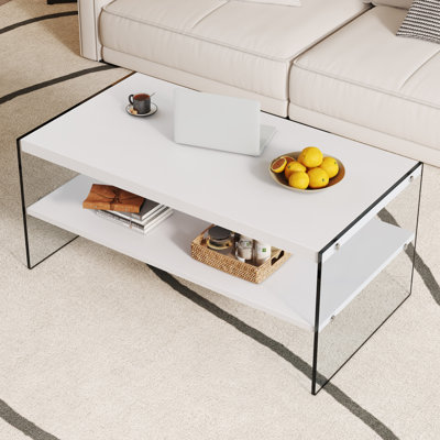 Table basse à double couche rectangulaire. Le plateau est fait de panneau de fibres à densité moyenne avec des autocollants de grain, avec du verre trempé transparent des deux côtés