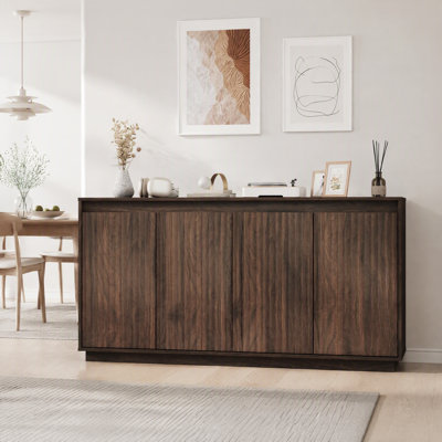 Buffet 4 portes en noyer avec prise électrique, meuble d'appoint sans poignées à texture verticale ondulée, meuble de rangement autoportant pour salle à manger