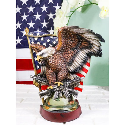 Figurine drapeau américain chauve avec fusils croisés