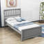 Lit plateforme simple en bois avec tête de lit-535784238