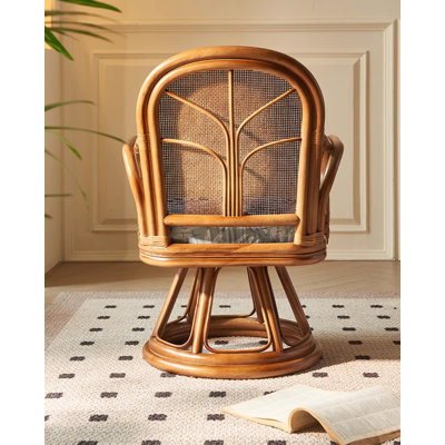 Fauteuil pivotant d'appoint en rotin tressé de style nordique pour le salon.