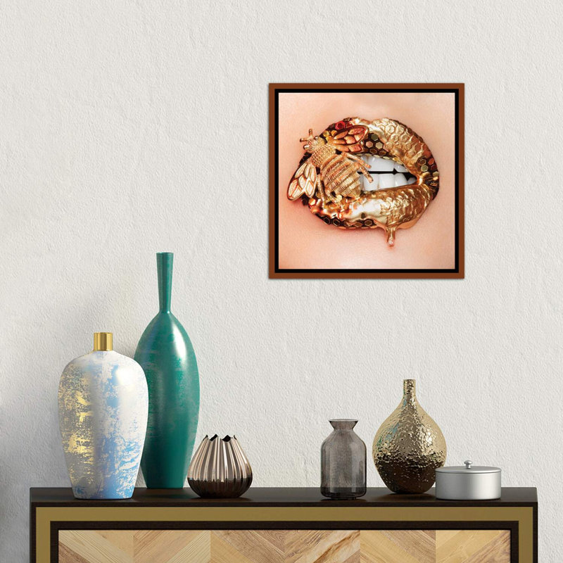 Golden Bee par Vlada Haggerty - impression d'art graphique, Cadre flottant brun, H 18 po x l 18 po x 1,5 po