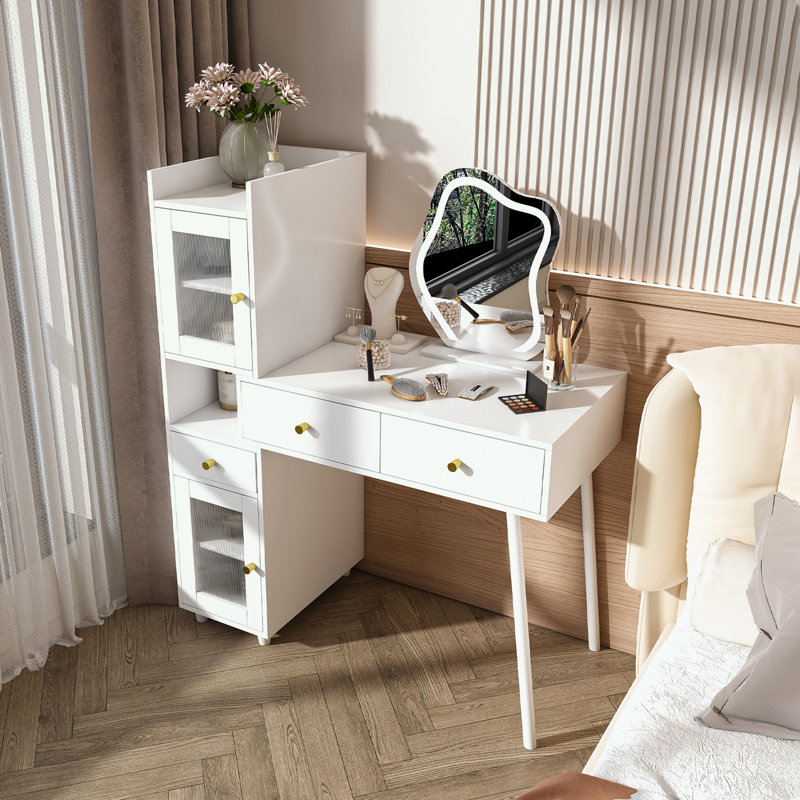 Miroir avec 2 tablettes ouvertes et 4 armoires cachées
