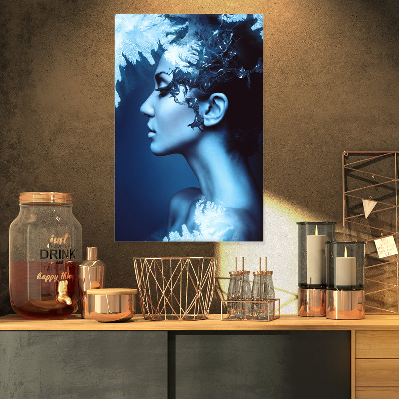 «Winter Woman with Splash», impression sur toile tendue, H 32 po x l 16 po x P 1 po