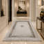 Tapis luxueux beige moelleux, bordure ornementale argentée, tapis en fausse fourrure douce, décoration intérieure élégante-1323300336