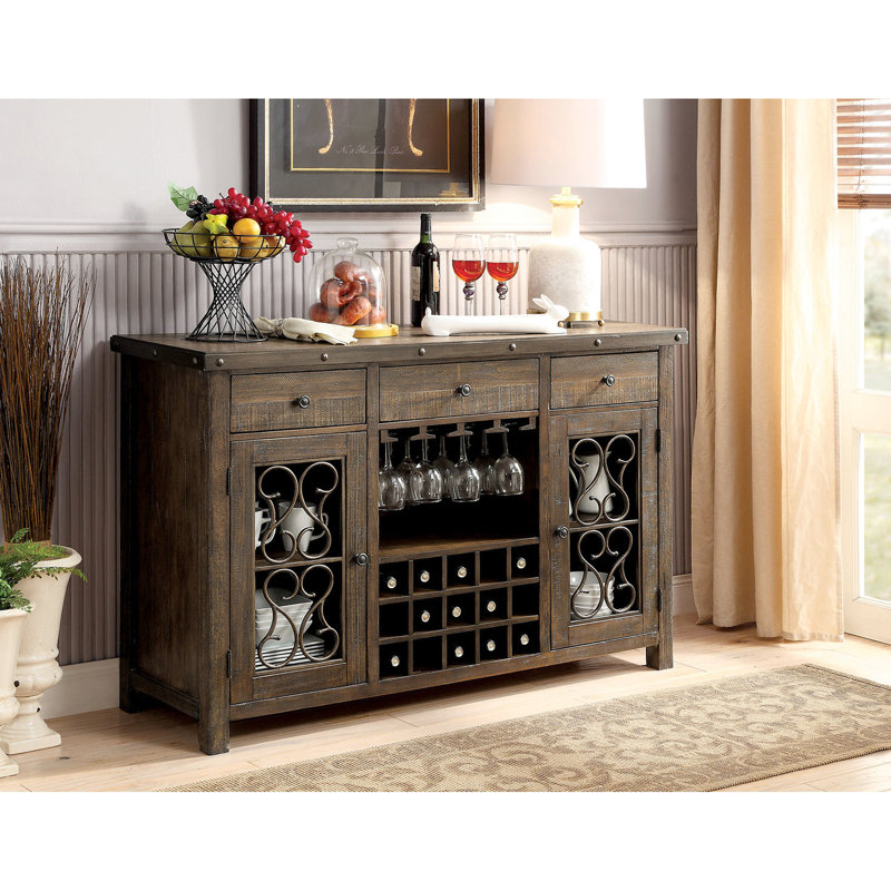 Desserte rustique en noyer avec détails à volutes en métal, verrerie suspendue, support à vin et tablettes, 1 pièce en bois massif de style contemporain