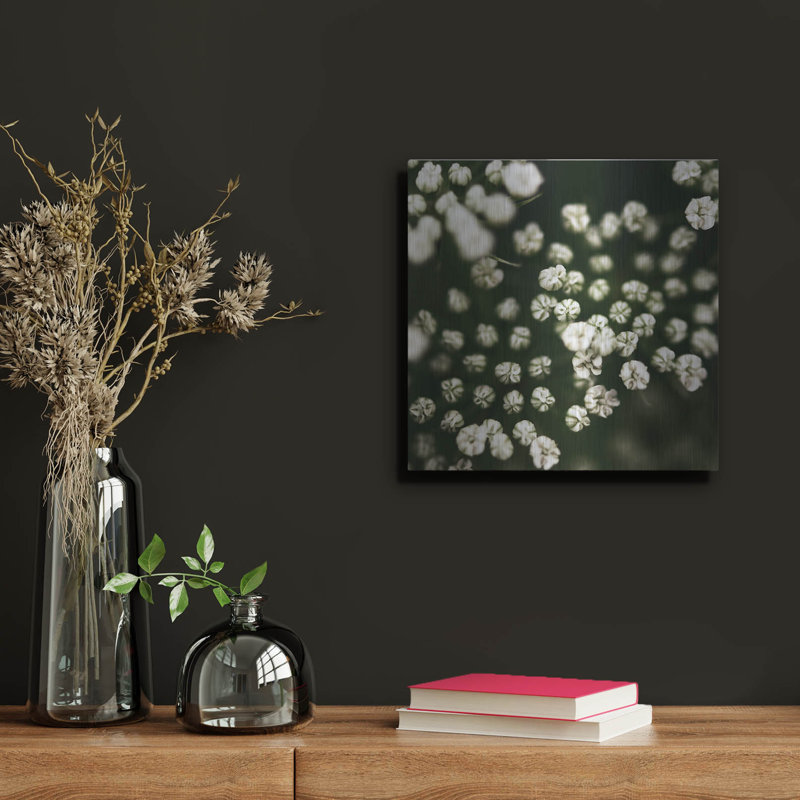 Petites fleurs blanches par Tom Quartermaine, H 12 po x l 12 po