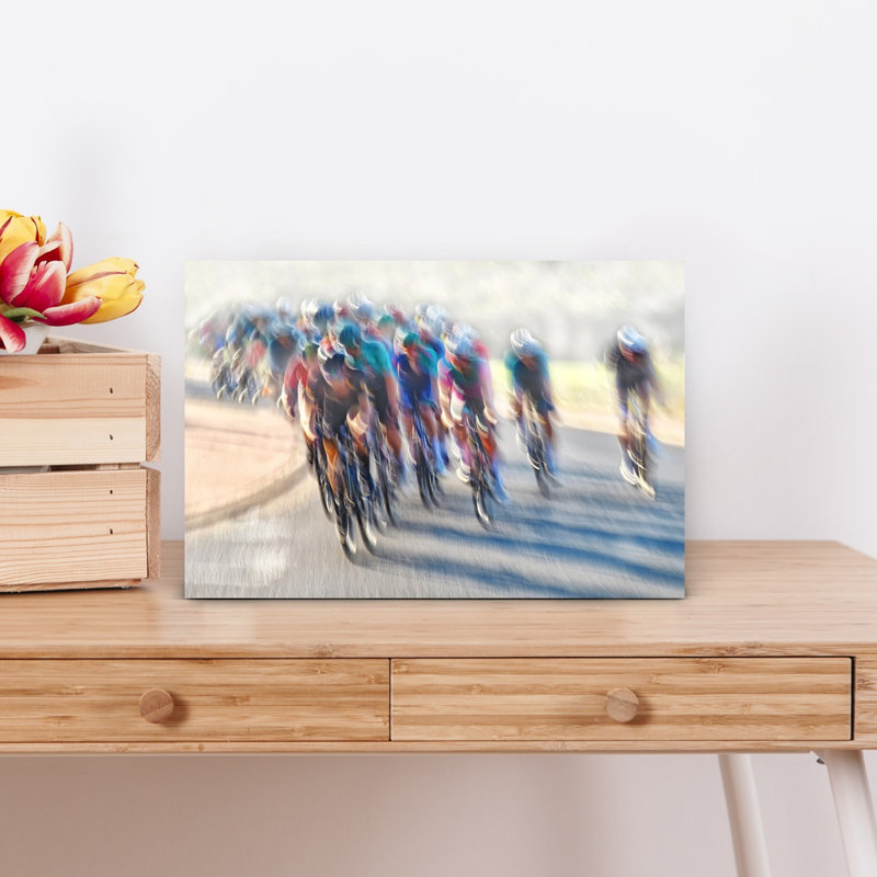 Des cyclistes à pleine vitesse floutent une affiche d'art mural contemporaine et vibrante, 12" H x 18" W