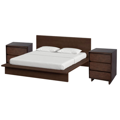 Ensemble de chambre à coucher 3 pièces Woodbine, brun - très grand lit, deux tables de chevet à 3 tiroirs