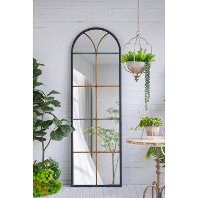 Miroir de plancher arqué noir et doré de 23,5 po x 74,5 po, rehaussant l'ambiance de la pièce, reflétant clairement le miroir doré, 23,5 po x 74,5 po, design, reflet transparent, idéal pour les espaces de vie
