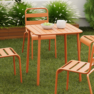 Table de salle à manger carrée d'extérieur rouge brique, idéale pour une cour de villa, en plein air. Structure en métal, style décontracté, hauteur 75,5 cm, poids 12 kg.