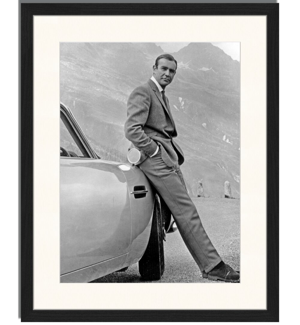 Gerahmtes Poster James Bond in Schottland mit seinem DB6