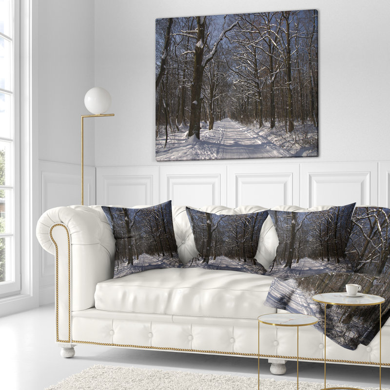 Sentier sur une journée ensoleillée d'hiver dans un parc - coussin à imprimé forêt, 16 po x 1 po, Coussin décoratif