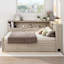 Lit de jour double en bois avec tablettes de rangement et lit gigogne