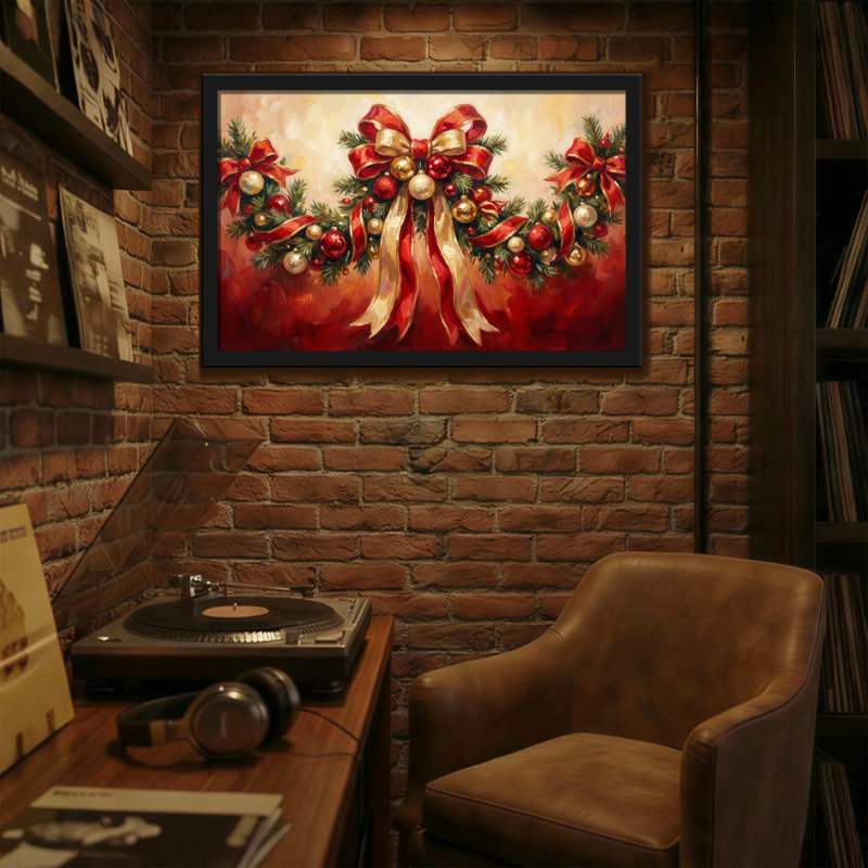 Couronne de Noël avec un arc rouge et des ornements, H 24 po x l 36 po