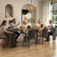 Table de salle à manger extensible moderne avec prise et rangement intégrés, conception extensible peu encombrante pour les fêtes, les mariages et les repas de tous les jours-475066425