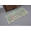 Élégant tapis de porte turc rétro avec des tons de vert doux et un motif floral tissé à la main