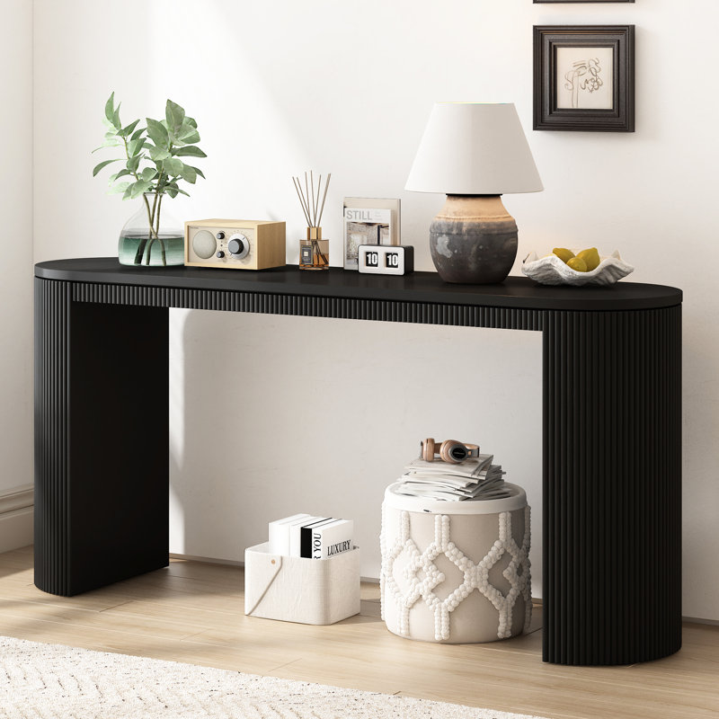 Console noire avec silhouette courbée et pieds spacieux