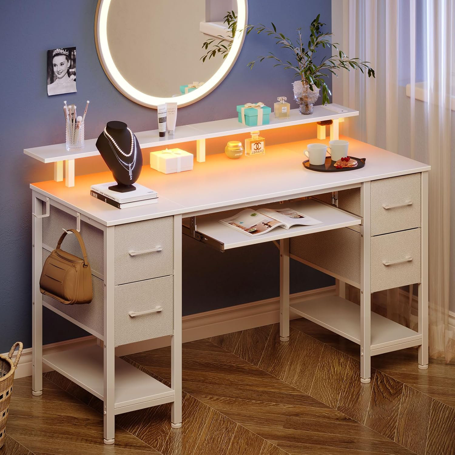 Furnulem Table De Chevet Blanche Avec Station De Charge, Table D'appoint Avec Lumière LED, Commode Haute Pour Chambre à Coucher Avec 4 Tiroirs De Rangement En Tissu, Cadre En Métal, étagère En