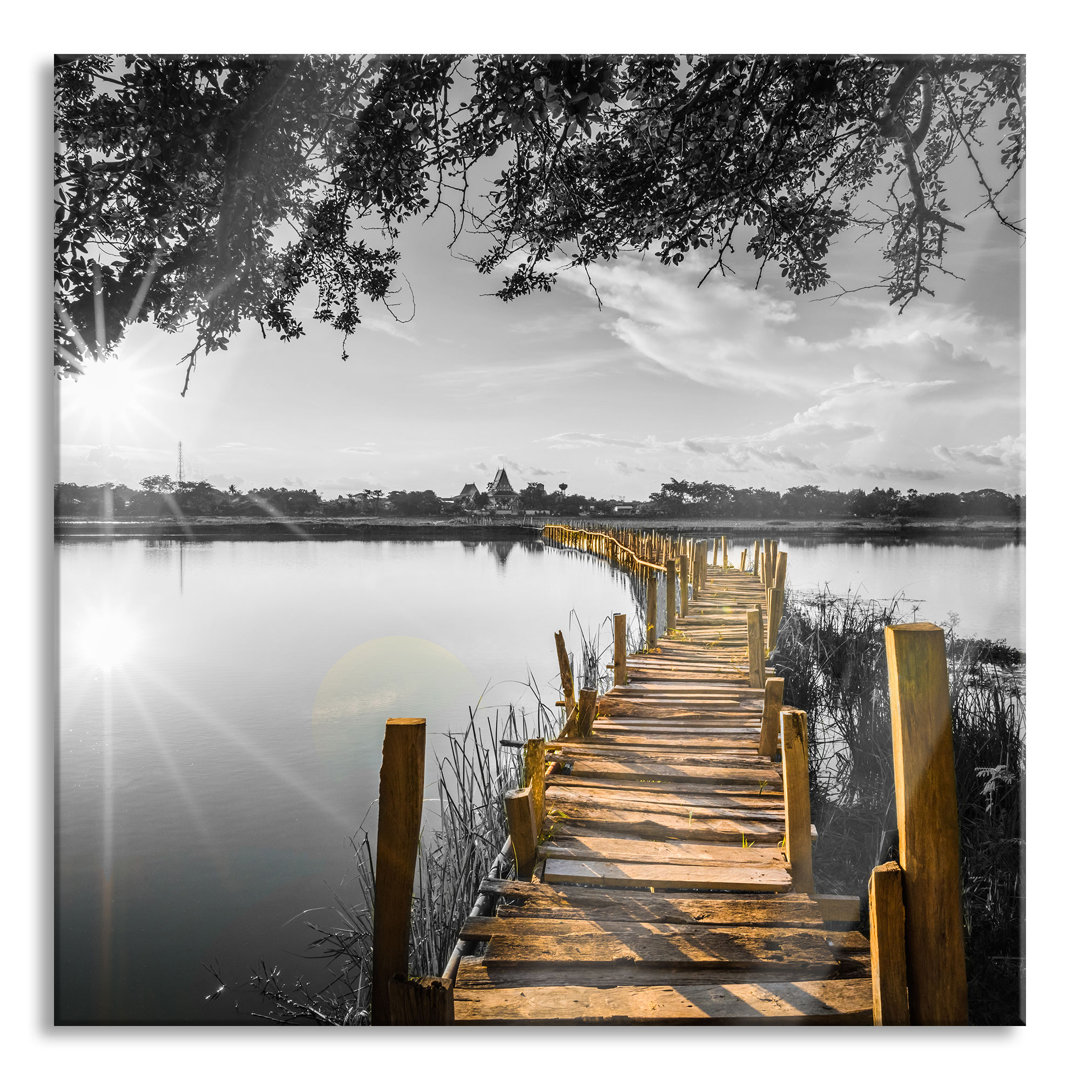 Glasbild Quadratisch | Wandbild Auf Echtglas | Holzbrücke Über Natursee Im Sommer B&W Detail Inkl. Aufhängung Und Abstan...