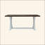 Charmante table de salle à manger rustique pour des réunions douillettes
