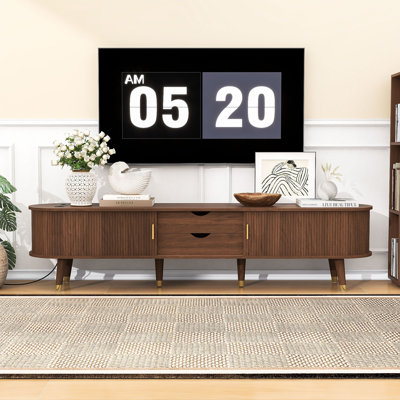 Meuble télé Mid-Century avec portes coulissantes cannelées, station de charge intégrée et tablettes réglables