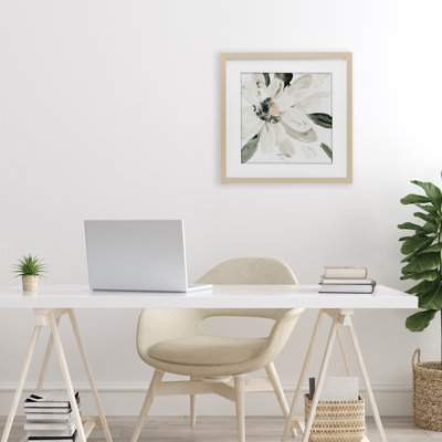 «Naturally Blooming White», reproduction encadrée sous verre encadrée par Lanie Loreth