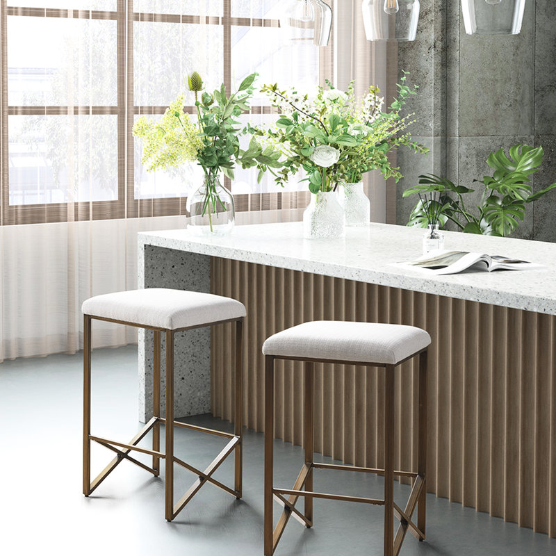Élégante chaise de comptoir sans dossier de 26 po avec base en métal bronze permettant d'économiser de l'espace pour le rangement. Tabouret requis de 26 po et un choix confortable. Base, siège rembourré. Requis, outils dans la boîte