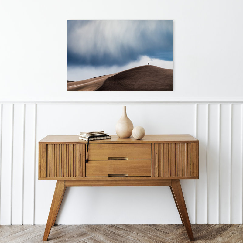 Figure solitaire dans une dune du désert - Paysage abstrait minimaliste et dramatique - Affiche murale nature, 16" H x 24" W