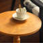 Table d'appoint ronde de style Mid-Century avec pieds en bois massif et plateau en bois aggloméré de chêne clair