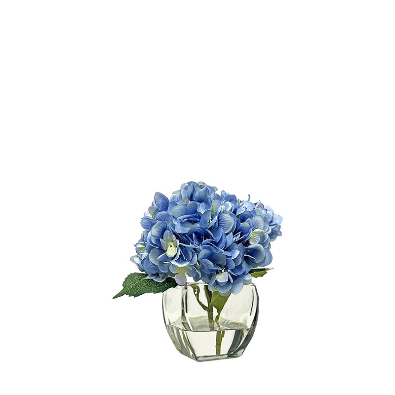 Hortensias bleus dans un vase biseauté